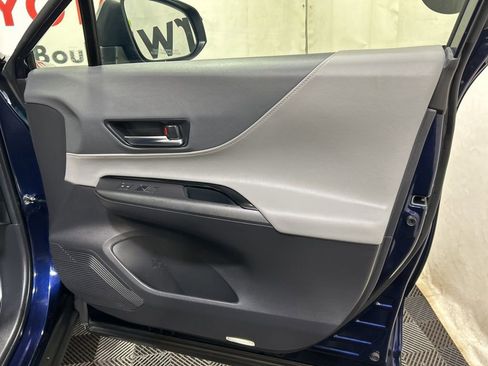 Used 2022 Toyota Venza LE image 9