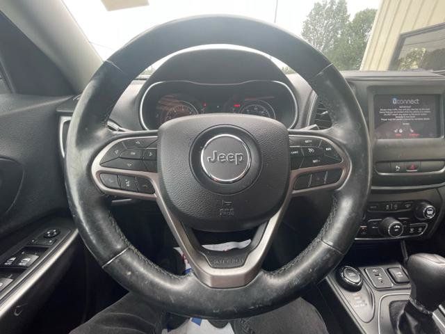 Used 2019 Jeep Cherokee Latitude Plus w/ Cold Weather Group AWD/4WD image 17