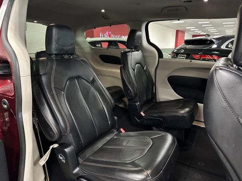 Used 2020 Chrysler Pacifica Touring-L FWD image 28