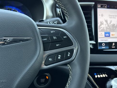 Used 2025 Chrysler Pacifica Select FWD image 16