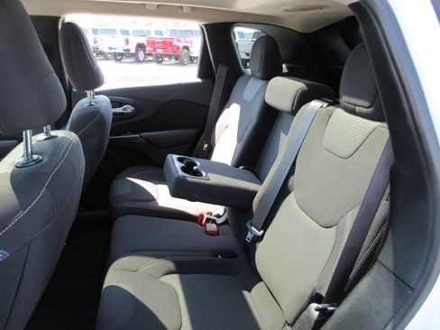 Used 2016 Jeep Cherokee Latitude w/ Comfort/Convenience Group FWD image 19