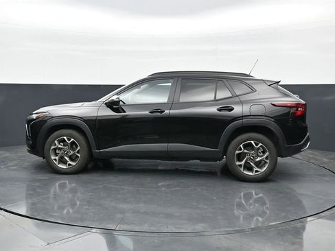 Used 2025 Chevrolet Trax LT w/ LT Convenience Package FWD image 4