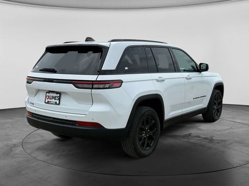 Used 2024 Jeep Grand Cherokee Altitude RWD image 10