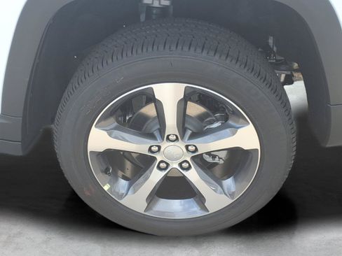 New 2026 Jeep Grand Cherokee Limited RWD image 7