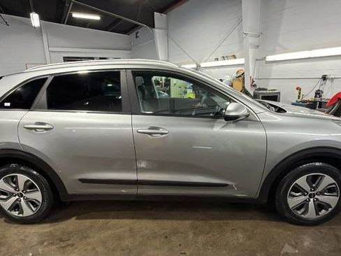 Used 2022 Kia Niro LX image 6