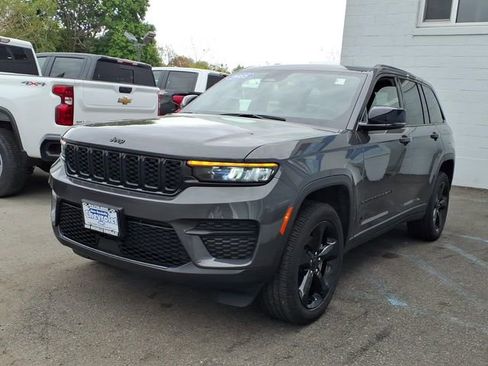 Used 2025 Jeep Grand Cherokee Altitude AWD/4WD image 3