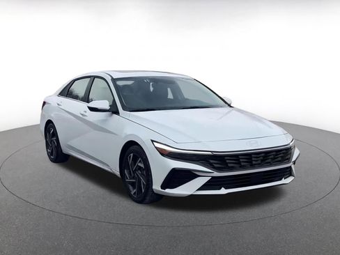 Used 2025 Hyundai Elantra Limited image 3