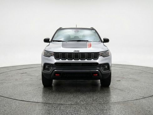 Used 2025 Jeep Compass Trailhawk AWD/4WD image 2