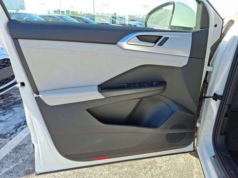 New 2026 Volkswagen Taos SE image 10