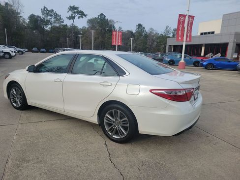 Used 2017 Toyota Camry SE image 3