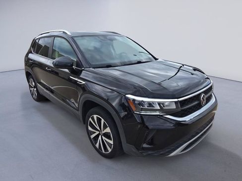 Used 2023 Volkswagen Taos SE w/ Panoramic Sunroof Package FWD image 8
