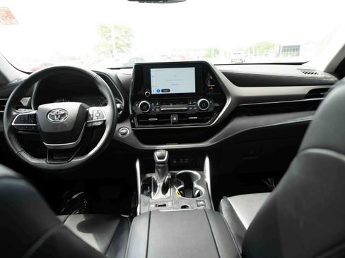 Used 2023 Toyota Highlander XLE AWD/4WD image 20