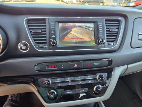 Used 2017 Kia Sedona LX w/ LX Essentials Premium Package image 7
