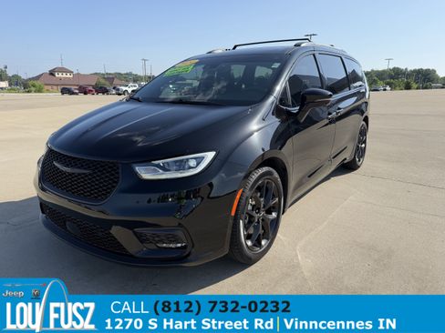 Used 2024 Chrysler Pacifica Limited w/ S Appearance Package FWD image 3