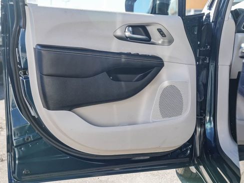 Used 2022 Chrysler Pacifica Touring-L image 17