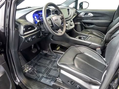 Used 2025 Chrysler Pacifica Limited FWD image 14