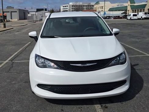 Used 2022 Chrysler Voyager LX image 4