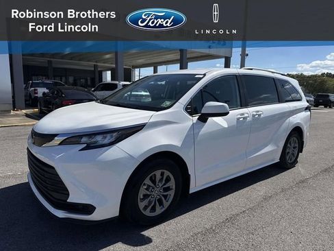 Used 2022 Toyota Sienna LE image 1