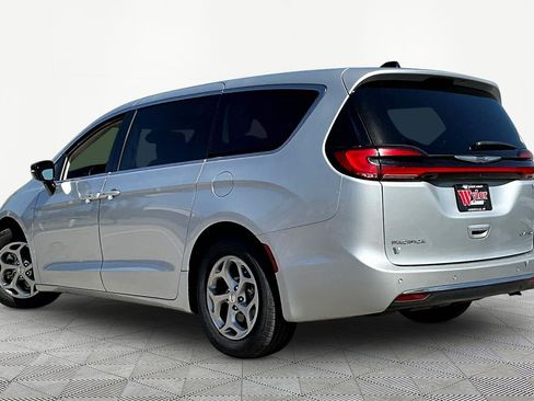 Used 2024 Chrysler Pacifica Limited FWD image 4