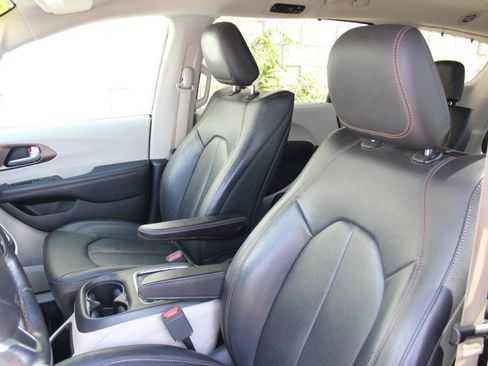 Used 2018 Chrysler Pacifica Touring-L Plus image 13