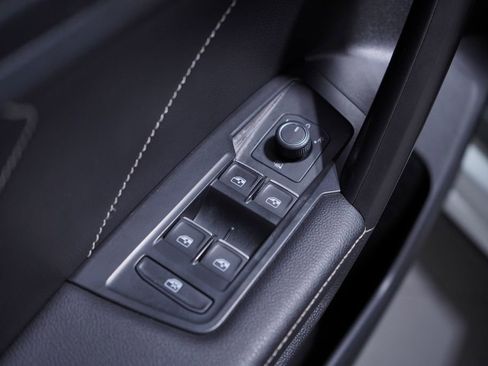 Used 2023 Volkswagen Tiguan SE w/ Panoramic Sunroof Package FWD image 17