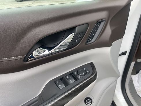 Used 2023 GMC Acadia SLT w/ Technology Package image 16