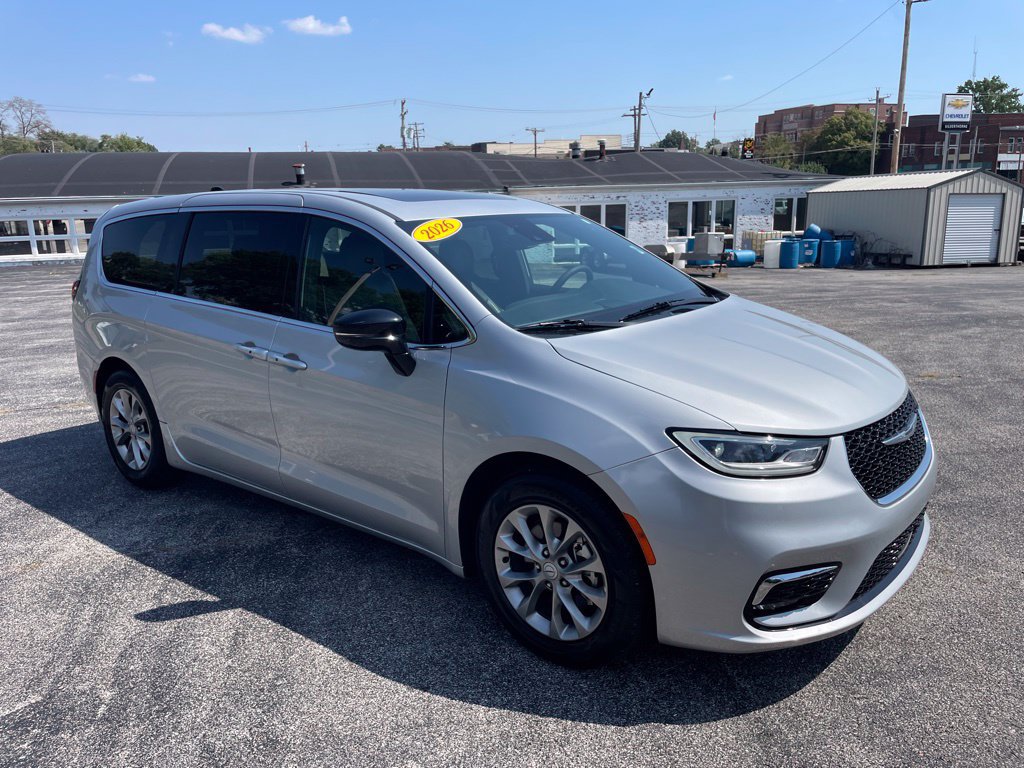 Used 2026 Chrysler Pacifica Limited FWD image 3