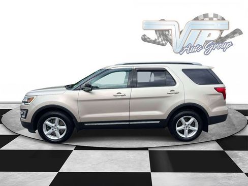 Used 2017 Ford Explorer XLT w/ Equipment Group 201A AWD/4WD image 6