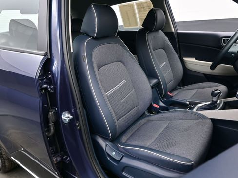 Certified 2025 Hyundai Venue Limited image 13