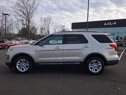Used 2017 Ford Explorer XLT image 2