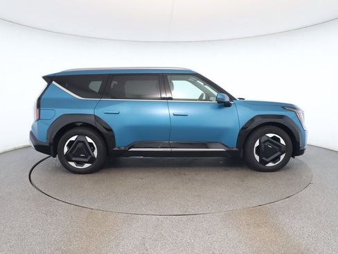 Used 2024 Kia EV9 Land image 6