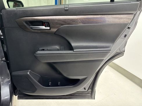 Used 2023 Toyota Highlander Limited image 11