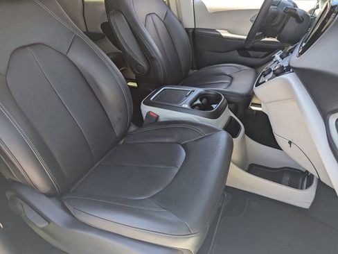 Used 2024 Chrysler Pacifica Touring-L FWD image 10
