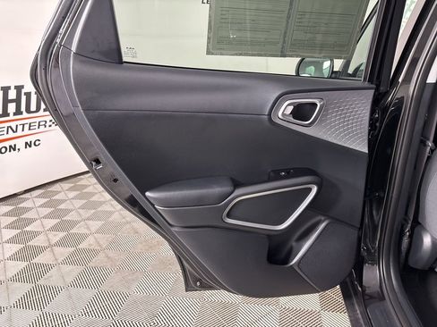 Used 2025 Kia Soul LX FWD image 19