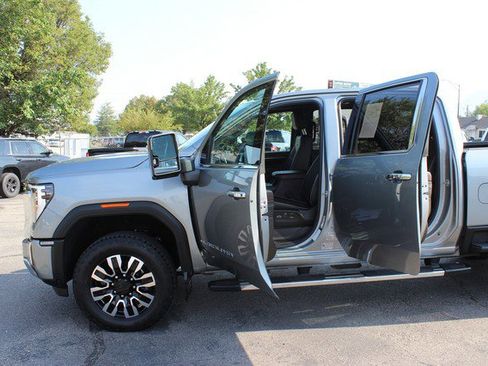 Used 2024 GMC Sierra 3500 Denali image 8