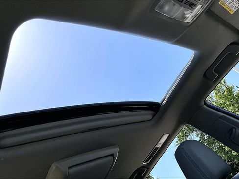 Used 2017 Toyota Highlander XLE AWD/4WD image 22
