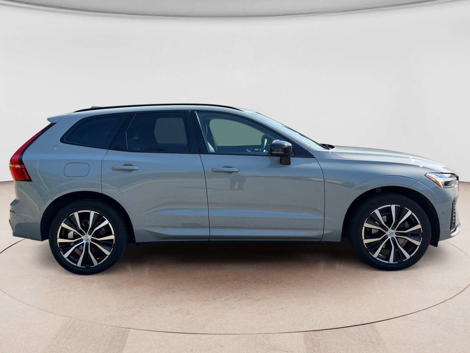 Used 2024 Volvo XC60 B5 Plus w/ Protection Package Premier AWD/4WD image 6
