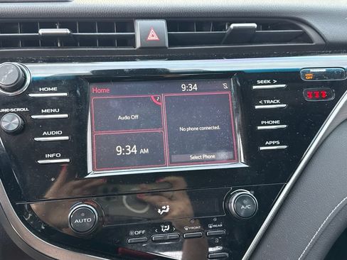 Used 2018 Toyota Camry SE FWD image 13