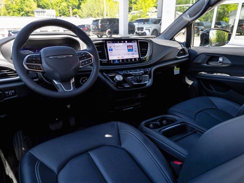 New 2027 Chrysler Pacifica Select FWD image 14