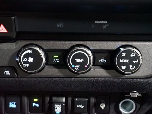 Used 2020 Toyota Tacoma TRD Off-Road w/ Technology Package image 18