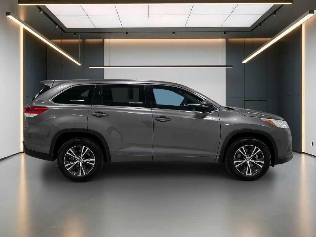 Used 2017 Toyota Highlander LE FWD image 7