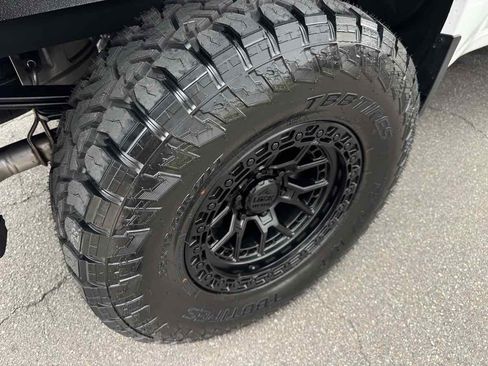 Used 2023 Chevrolet Silverado 1500 LT w/ Safety Package AWD/4WD image 28