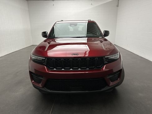 Used 2023 Jeep Grand Cherokee Altitude AWD/4WD image 3