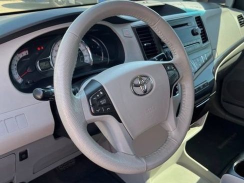 Used 2013 Toyota Sienna SE FWD image 6