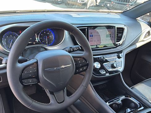 Used 2025 Chrysler Pacifica Limited FWD image 27