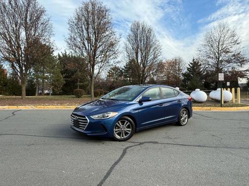 Used 2017 Hyundai Elantra SE image 1
