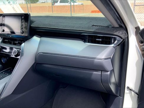 Used 2021 Toyota Venza LE w/ Carpet Mat Package (TMS) image 16