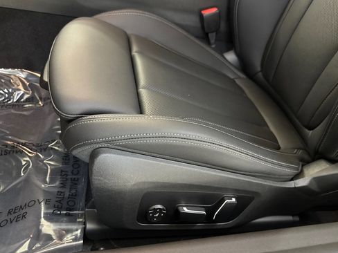 Used 2025 BMW 230i Coupe w/ Convenience Package RWD image 14