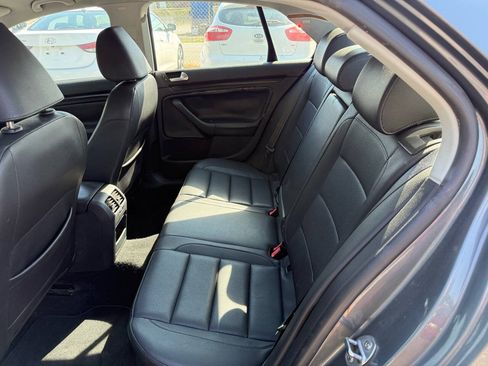 Used 2010 Volkswagen Jetta SE FWD image 13