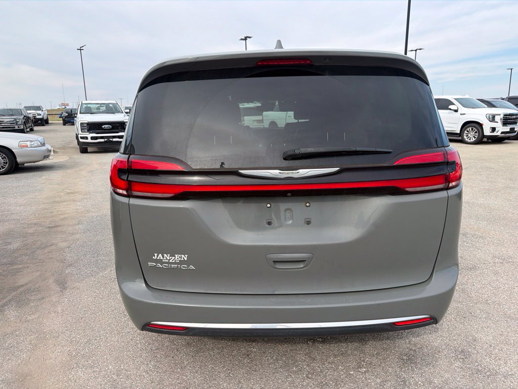 Used 2022 Chrysler Pacifica Touring-L FWD image 11